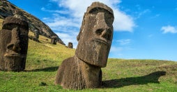 Santiago y Tesoros de la Isla de Pascua 